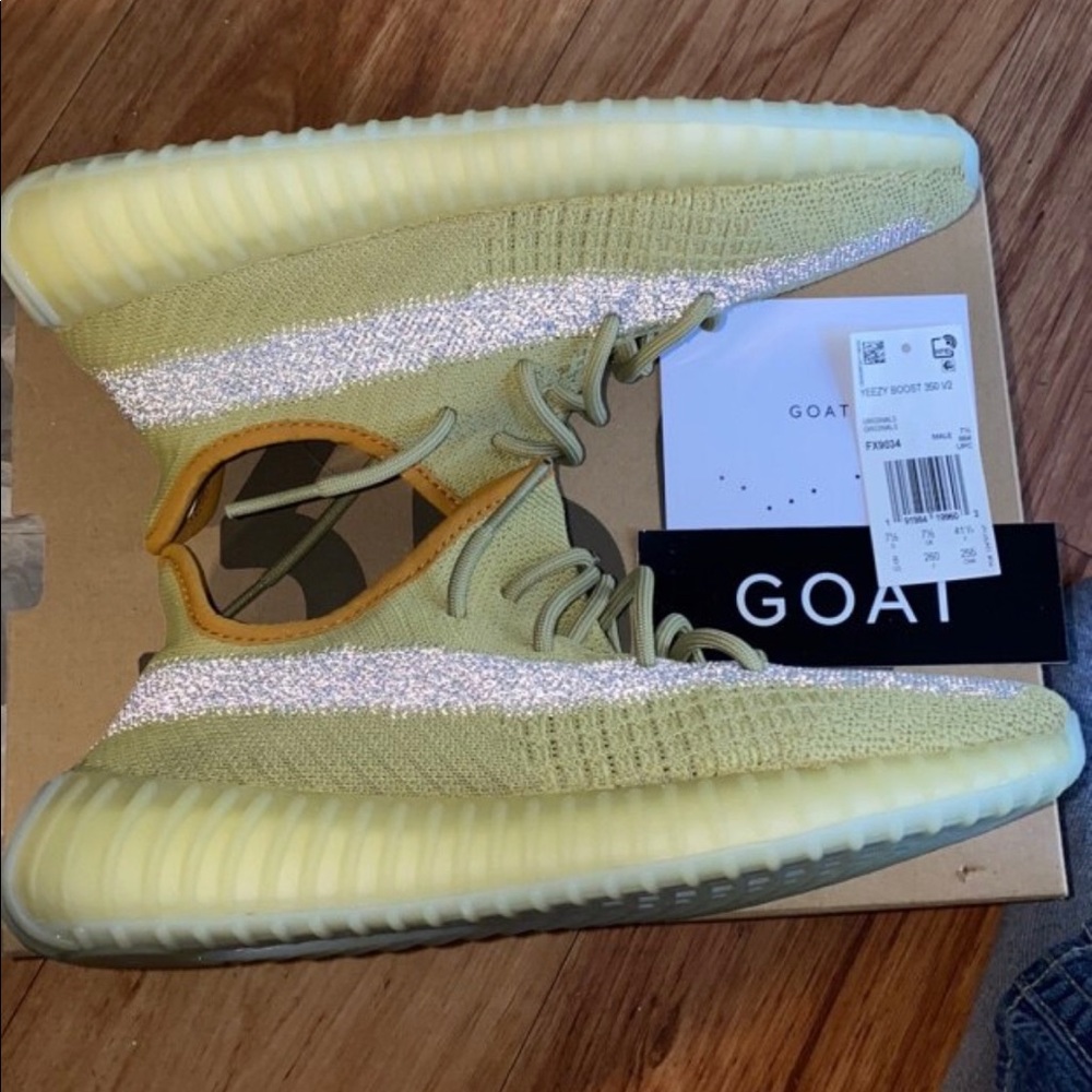 Yeezy 350 boost v2 marsh. Size 8.